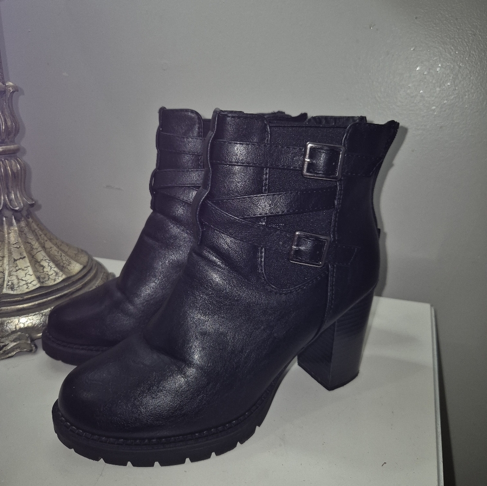 Black Heeled Shoes with Elegant Design